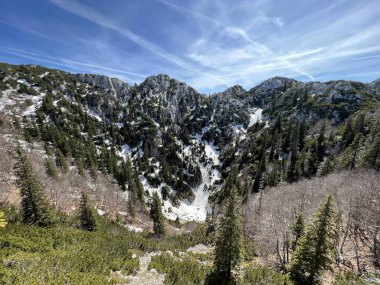 Uzun ve sert bir dağ kışından sonra bahar karının son kalıntıları - Kuzey Velebit Ulusal Parkı, Hırvatistan (Posljednji proljetni ostaci snijega nakon duge i ostre zime - Nacionalni Park Sjeverni Velebit, Hrvatska)