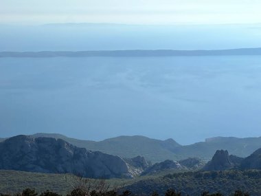 Adriyatik Denizi manzarası ve Premuzic Trail - Kuzey Velebit Ulusal Parkı, Hırvatistan (Pogled na Jadransko more i otoke sa planinarskog puta Premuziceva staza - Nacionalni Park Sjeverni Velebit)
