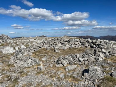 Kuzey Velebit Ulusal Parkı, Hırvatistan (Proljetni planinski pasnjaci i i budjenje vejeterje nakon ostre duge zime - Nacionalni parkı Sjeverni Velebit, Hrvatska)