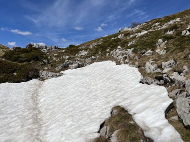 Uzun ve sert bir dağ kışından sonra bahar karının son kalıntıları - Kuzey Velebit Ulusal Parkı, Hırvatistan (Posljednji proljetni ostaci snijega nakon duge i ostre zime - Nacionalni Park Sjeverni Velebit, Hrvatska)