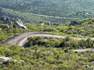 Kuzey Velebit Ulusal Parkı, Hırvatistan (Ranoproljetni ugodjaj na velebitskoj planinskoj cesti - Nacionalni parkı Sjeverni Velebit, Hrvatska)