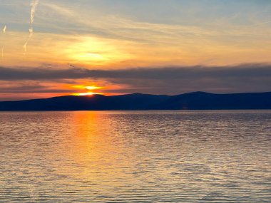 Adriyatik Denizi üzerinde Velebit Dağı eteklerindeki bölgede gün batımı - Jablanac, Hırvatistan (Zalazak sunca nad Jadranskim morem u podvelebitskom podrucju - Jablanac, Hrvatska)