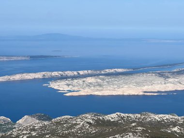 Adriyatik Denizi manzarası ve Premuzic Trail - Kuzey Velebit Ulusal Parkı, Hırvatistan (Pogled na Jadransko more i otoke sa planinarskog puta Premuziceva staza - Nacionalni parkı Sjeverni Velebit, Hrvatska)