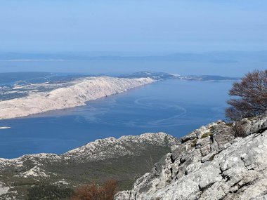Adriyatik Denizi manzarası ve Premuzic Trail - Kuzey Velebit Ulusal Parkı, Hırvatistan (Pogled na Jadransko more i otoke sa planinarskog puta Premuziceva staza - Nacionalni parkı Sjeverni Velebit, Hrvatska)