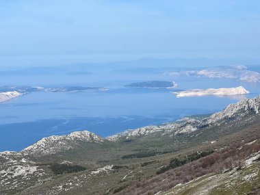 Adriyatik Denizi manzarası ve Premuzic Trail - Kuzey Velebit Ulusal Parkı, Hırvatistan (Pogled na Jadransko more i otoke sa planinarskog puta Premuziceva staza - Nacionalni parkı Sjeverni Velebit, Hrvatska)