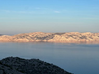 Velebit Channel - Zrnovnica, Hırvatistan (Pogled na vjetrom ogoljene otoke otoke u podvelebitskom kanalu - Zrnovnica, Hrvatska)