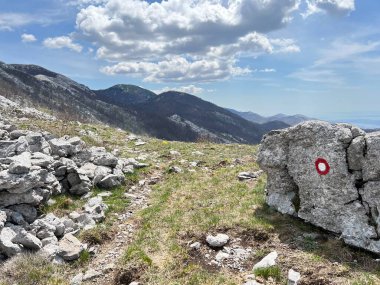 Premuzic yürüyüş yolu veya Premuzic Trail - Kuzey Velebit Ulusal Parkı, Hırvatistan veya Preguric-Wanderweg veya Premuzic 's Trail (Pjesacki planinarski Premuziceva staza - Nacionalni parkı Sjeverni Velebit, Hrvatska)