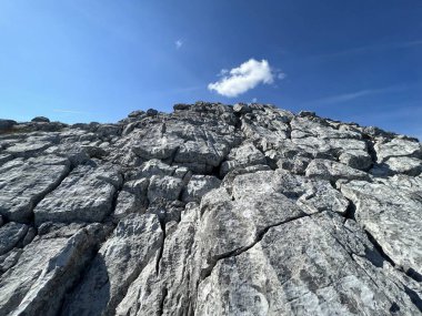 Kireçtaşı kayaları ve karst dağ manzarası - Kuzey Velebit Milli Parkı, Hırvatistan (Vapnenacke stijene i krski planinski krajolik - Nacionalni parkı Sjeverni Velebit, Hrvatska)