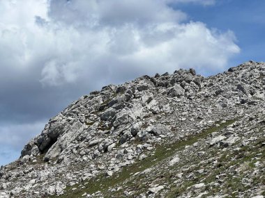 Kireçtaşı kayaları ve karst dağ manzarası - Kuzey Velebit Milli Parkı, Hırvatistan (Vapnenacke stijene i krski planinski krajolik - Nacionalni parkı Sjeverni Velebit, Hrvatska)