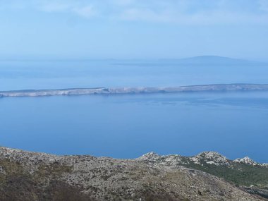Adriyatik Denizi manzarası ve Premuzic Trail - Velebit Doğa Parkı, Hırvatistan (Pogled na Jadransko more i otoke sa planinarskog puta Premuziceva staza - Park prirode Velebit, Hrvatska)