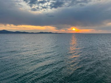 Adriyatik Denizi ve Kuzey Dalmaçya adaları üzerinde gün batımı - Hırvatistan (Zalazak sunca nad Jadranskim morem i otocima u Sjevernoj Dalmaciji - Hrvatska)