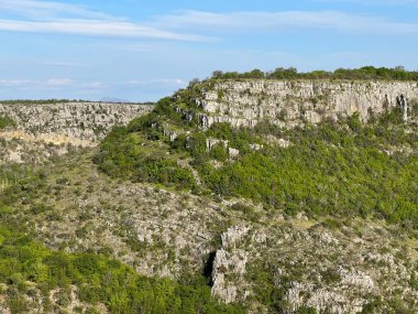 Manojlovac Şelaleleri yakınlarındaki Krka Nehri Kanyonu, Ivosevci - Krka Ulusal Parkı, Hırvatistan (Kanjon rijeke Krke kod Manojlovackih slapova, Ivosevci - Nacionalni parkı Krka, Hrvatska)