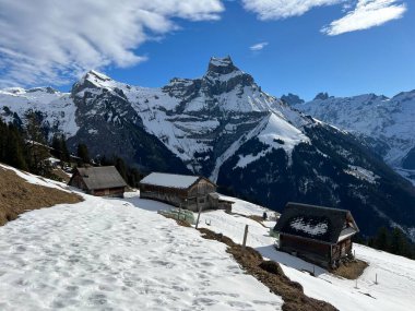 İsviçre 'nin Obwalden Kantonu (Kanton Obwald, Schweiz) adlı İsviçre Alpleri' ndeki Engelberg tatil beldesinde yürüyüş, yürüyüş ve dinlenme için mükemmel bir şekilde hazırlanmış kış patikaları.)