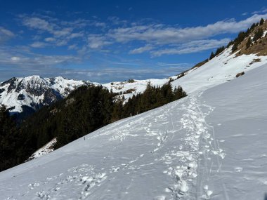 İsviçre Alpleri 'nin taze dağlık kar örtüsünde ve Engelberg - Obwalden Kantonu, İsviçre (Kanton Obwald, Schweiz)