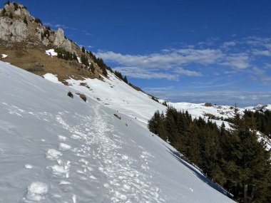 İsviçre Alpleri 'nin taze dağlık kar örtüsünde ve Engelberg - Obwalden Kantonu, İsviçre (Kanton Obwald, Schweiz)