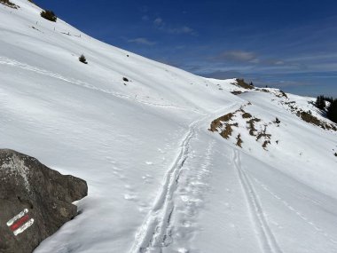 İsviçre Alpleri 'nin taze dağlık kar örtüsünde ve Engelberg - Obwalden Kantonu, İsviçre (Kanton Obwald, Schweiz)