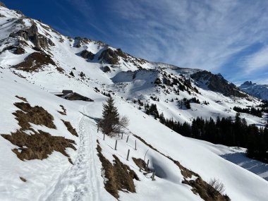 İsviçre Alpleri 'nin taze dağlık kar örtüsünde ve Engelberg - Obwalden Kantonu, İsviçre (Kanton Obwald, Schweiz)