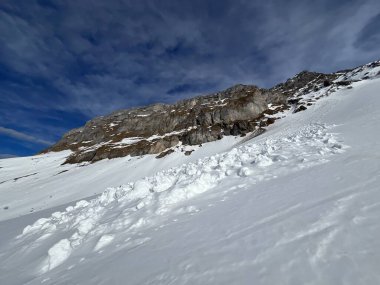 İsviçre Alpleri 'nin taze dağlık kar örtüsünde ve Engelberg - Obwalden Kantonu, İsviçre (Kanton Obwald, Schweiz)