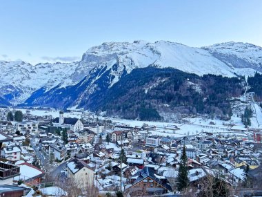 İsviçre 'nin küçük turizm kasabası ve Alp kışlık tatil beldesi Engelberg - İsviçre' nin Obwalden Kantonu (Kanton Obwald, Schweiz)