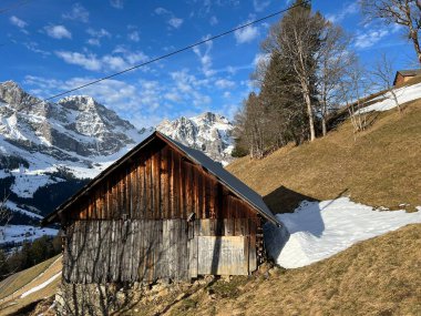 İsviçre 'nin Obwalden Kantonu (Kanton Obwald, Schweiz), İsviçre' nin başkenti İsviçre 'nin Engelberg kentinde bulunan turistik tatil beldesi üzerindeki eski geleneksel İsviçre kırsal mimarisi ve alp çiftlik hayvanları çiftlikleri.)