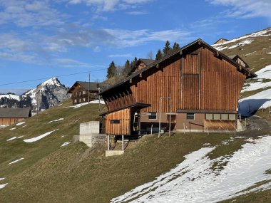 İsviçre 'nin Obwalden Kantonu (Kanton Obwald, Schweiz), İsviçre' nin başkenti İsviçre 'nin Engelberg kentinde bulunan turistik tatil beldesi üzerindeki eski geleneksel İsviçre kırsal mimarisi ve alp çiftlik hayvanları çiftlikleri.)