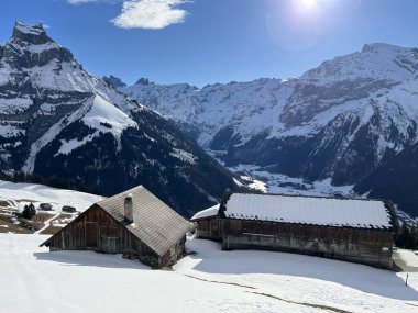 İsviçre 'nin Obwalden Kantonu (Kanton Obwald, Schweiz), İsviçre' nin başkenti İsviçre 'nin Engelberg kentinde bulunan turistik tatil beldesi üzerindeki eski geleneksel İsviçre kırsal mimarisi ve alp çiftlik hayvanları çiftlikleri.)