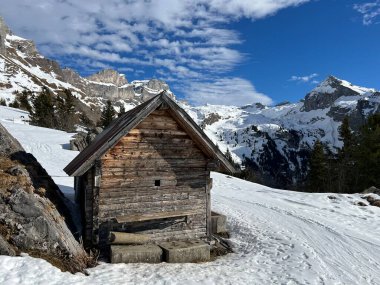 İsviçre 'nin Obwalden Kantonu (Kanton Obwald, Schweiz), İsviçre' nin başkenti İsviçre 'nin Engelberg kentinde bulunan turistik tatil beldesi üzerindeki eski geleneksel İsviçre kırsal mimarisi ve alp çiftlik hayvanları çiftlikleri.)