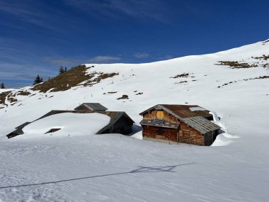 İsviçre 'nin Obwalden Kantonu (Kanton Obwald, Schweiz), İsviçre' nin başkenti İsviçre 'nin Engelberg kentinde bulunan turistik tatil beldesi üzerindeki eski geleneksel İsviçre kırsal mimarisi ve alp çiftlik hayvanları çiftlikleri.)
