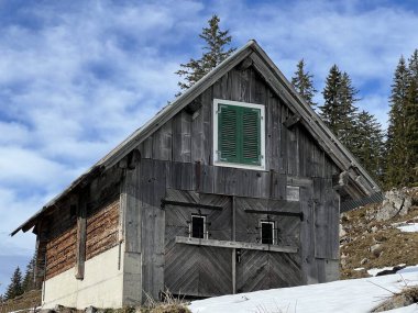 İsviçre 'nin Obwalden Kantonu (Kanton Obwald, Schweiz), İsviçre' nin başkenti İsviçre 'nin Engelberg kentinde bulunan turistik tatil beldesi üzerindeki eski geleneksel İsviçre kırsal mimarisi ve alp çiftlik hayvanları çiftlikleri.)