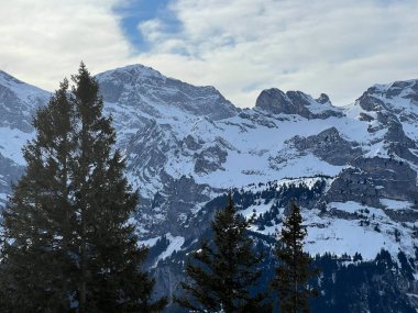 İsviçre Alpleri 'nde kış boyunca ve küçük turist kasabası Engelberg' in yukarısında (Kanton Obwalden, İsviçre) sarp kayalıklı zirveler (Kanton Obwald, Schweiz)