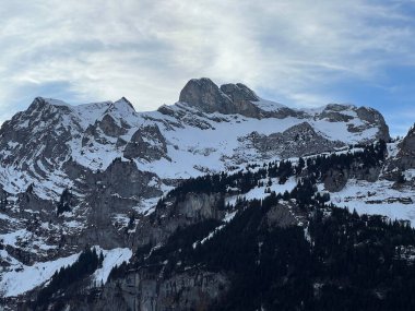 İsviçre Alpleri 'nde kış boyunca ve küçük turist kasabası Engelberg' in yukarısında (Kanton Obwalden, İsviçre) sarp kayalıklı zirveler (Kanton Obwald, Schweiz)