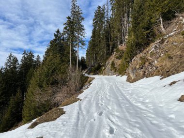 İsviçre Alpleri 'nin taze dağlık kar örtüsünde ve Engelberg - Obwalden Kantonu, İsviçre (Kanton Obwald, Schweiz)