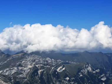 İsviçre Alpleri 'ndeki Uri Alpleri' nin üzerinde güzel fotojenik bulutlar. İsviçre 'nin Obwalden Kantonu (Kanton Obwald, Schweiz)