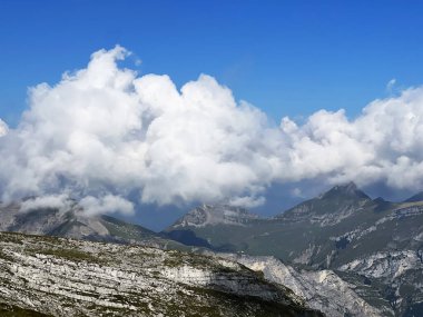 İsviçre Alpleri 'ndeki Uri Alpleri' nin üzerinde güzel fotojenik bulutlar. İsviçre 'nin Obwalden Kantonu (Kanton Obwald, Schweiz)