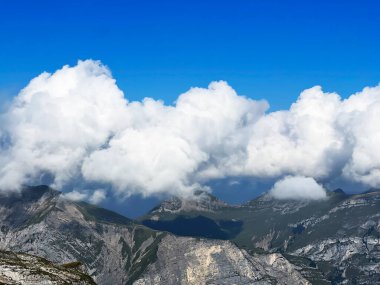 İsviçre Alpleri 'ndeki Uri Alpleri' nin üzerinde güzel fotojenik bulutlar. İsviçre 'nin Obwalden Kantonu (Kanton Obwald, Schweiz)