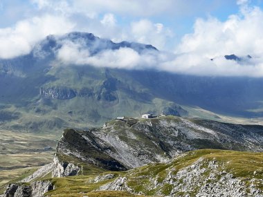 İsviçre Alpleri 'ndeki Uri Alpleri' nin üzerinde güzel fotojenik bulutlar. İsviçre 'nin Obwalden Kantonu (Kanton Obwald, Schweiz)