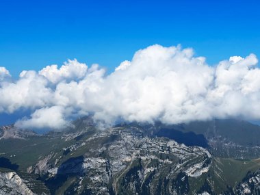 İsviçre Alpleri 'ndeki Uri Alpleri' nin üzerinde güzel fotojenik bulutlar. İsviçre 'nin Obwalden Kantonu (Kanton Obwald, Schweiz)