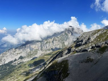 İsviçre Alpleri 'ndeki Uri Alpleri' nin üzerinde güzel fotojenik bulutlar. İsviçre 'nin Obwalden Kantonu (Kanton Obwald, Schweiz)