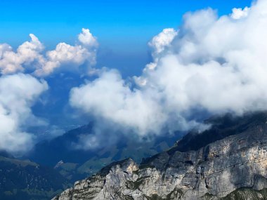 İsviçre Alpleri 'ndeki Uri Alpleri' nin üzerinde güzel fotojenik bulutlar. İsviçre 'nin Obwalden Kantonu (Kanton Obwald, Schweiz)