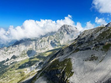 İsviçre Alpleri 'ndeki Uri Alpleri' nin üzerinde güzel fotojenik bulutlar. İsviçre 'nin Obwalden Kantonu (Kanton Obwald, Schweiz)