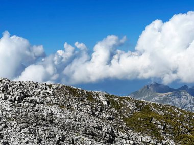 İsviçre Alpleri 'ndeki Uri Alpleri' nin üzerinde güzel fotojenik bulutlar. İsviçre 'nin Obwalden Kantonu (Kanton Obwald, Schweiz)