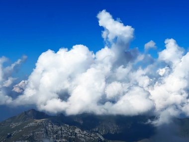 İsviçre Alpleri 'ndeki Uri Alpleri' nin üzerinde güzel fotojenik bulutlar. İsviçre 'nin Obwalden Kantonu (Kanton Obwald, Schweiz)