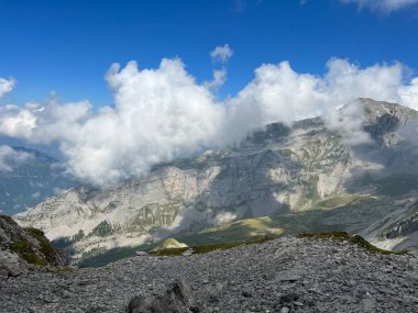 İsviçre Alpleri 'ndeki Uri Alpleri' nin üzerinde güzel fotojenik bulutlar. İsviçre 'nin Obwalden Kantonu (Kanton Obwald, Schweiz)