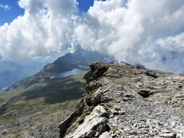 İsviçre Alpleri 'ndeki Uri Alpleri' nin üzerinde güzel fotojenik bulutlar. İsviçre 'nin Obwalden Kantonu (Kanton Obwald, Schweiz)