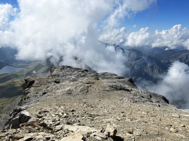 İsviçre Alpleri 'ndeki Uri Alpleri' nin üzerinde güzel fotojenik bulutlar. İsviçre 'nin Obwalden Kantonu (Kanton Obwald, Schweiz)