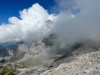 İsviçre Alpleri 'ndeki Uri Alpleri' nin üzerinde güzel fotojenik bulutlar. İsviçre 'nin Obwalden Kantonu (Kanton Obwald, Schweiz)