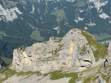 Melchsee Gölü veya Melch Gölü üzerinde kayalar ve kayalar ve Uri Alpler dağ kütlesi, Melchtal - Obwalden Kantonu, İsviçre (Kanton Obwald, Schweiz)