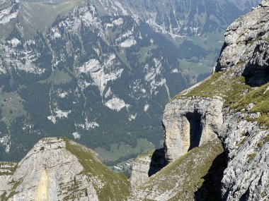 Melchsee Gölü veya Melch Gölü üzerinde kayalar ve kayalar ve Uri Alpler dağ kütlesi, Melchtal - Obwalden Kantonu, İsviçre (Kanton Obwald, Schweiz)