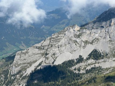Melchsee Gölü veya Melch Gölü üzerinde kayalar ve kayalar ve Uri Alpler dağ kütlesi, Melchtal - Obwalden Kantonu, İsviçre (Kanton Obwald, Schweiz)