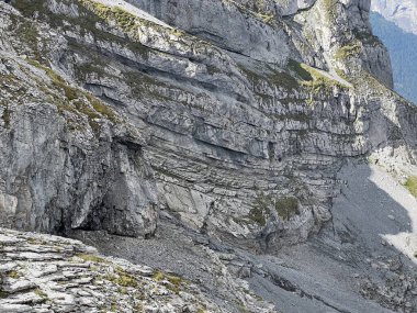 Melchsee Gölü veya Melch Gölü üzerinde kayalar ve kayalar ve Uri Alpler dağ kütlesi, Melchtal - Obwalden Kantonu, İsviçre (Kanton Obwald, Schweiz)